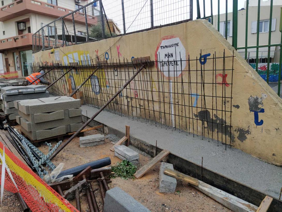 Άμεση ανταπόκριση της εταιρείας για τον τοίχο του σχολείου στην Κομνηνών