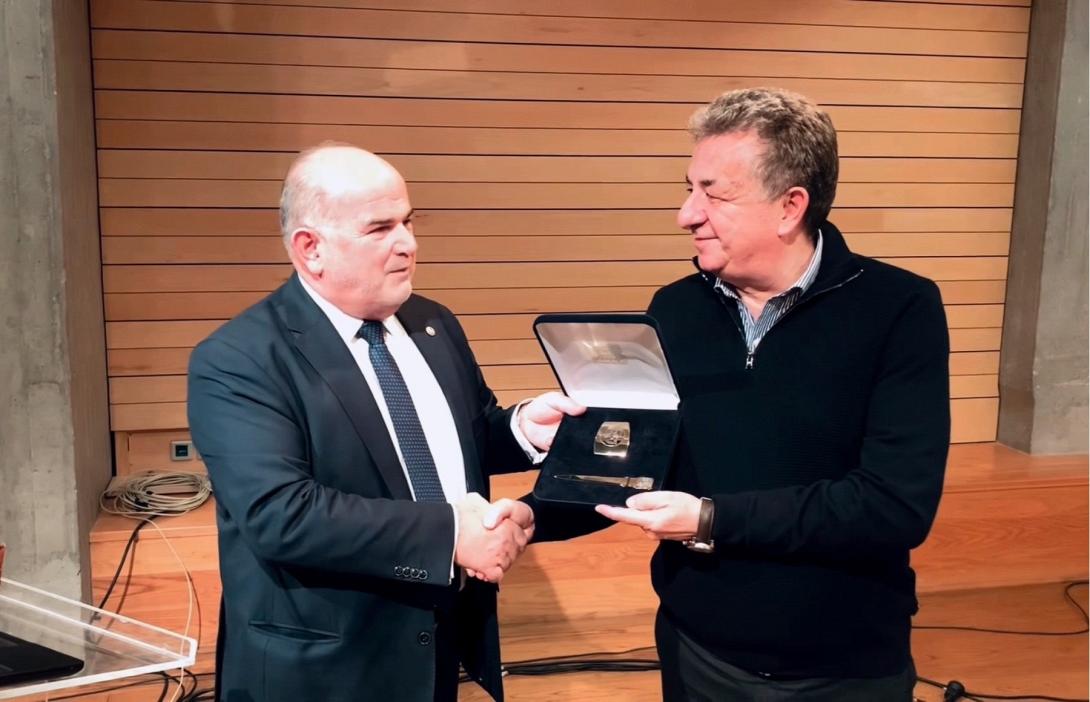 Τιμητική βράβευση από τον Πρόεδρο της ΓΣΕΒΕΕ στον Περιφερειάρχη