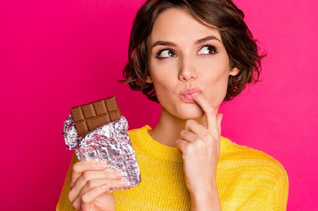 γυναίκα τρώει σοκολάτα
