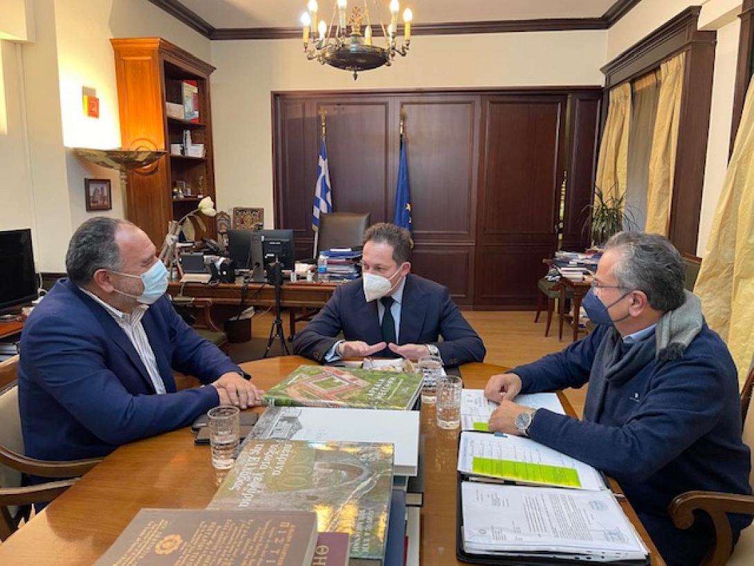 Συναντη Προέδρου και Γραμματέα ΠΕΔ Κρήτης με Αναπληρωτη Υπουργό Εσωτερικών κ. Πέτσα.