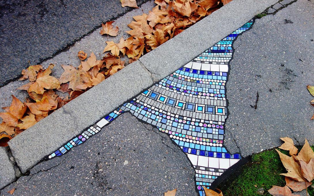 Ο καλλιτέχνης δρόμου EMemem, o χειρούργος των πεζοδρομίων 