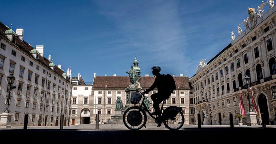 Η χώρα αναστέλλει την υποχρεωτικότητα του εμβολιασμού 