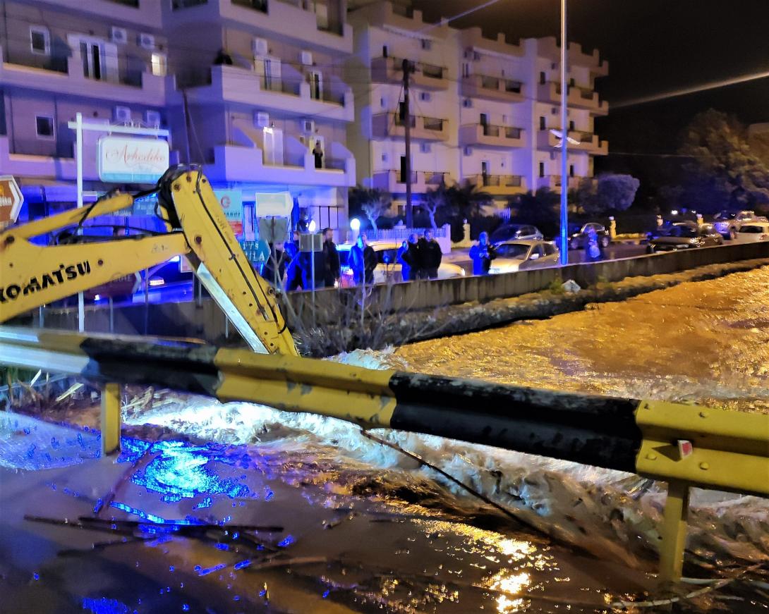 Ο Δήμος Μαλεβιζίου αποκαθιστά τα προβλήματα από τις βροχές 