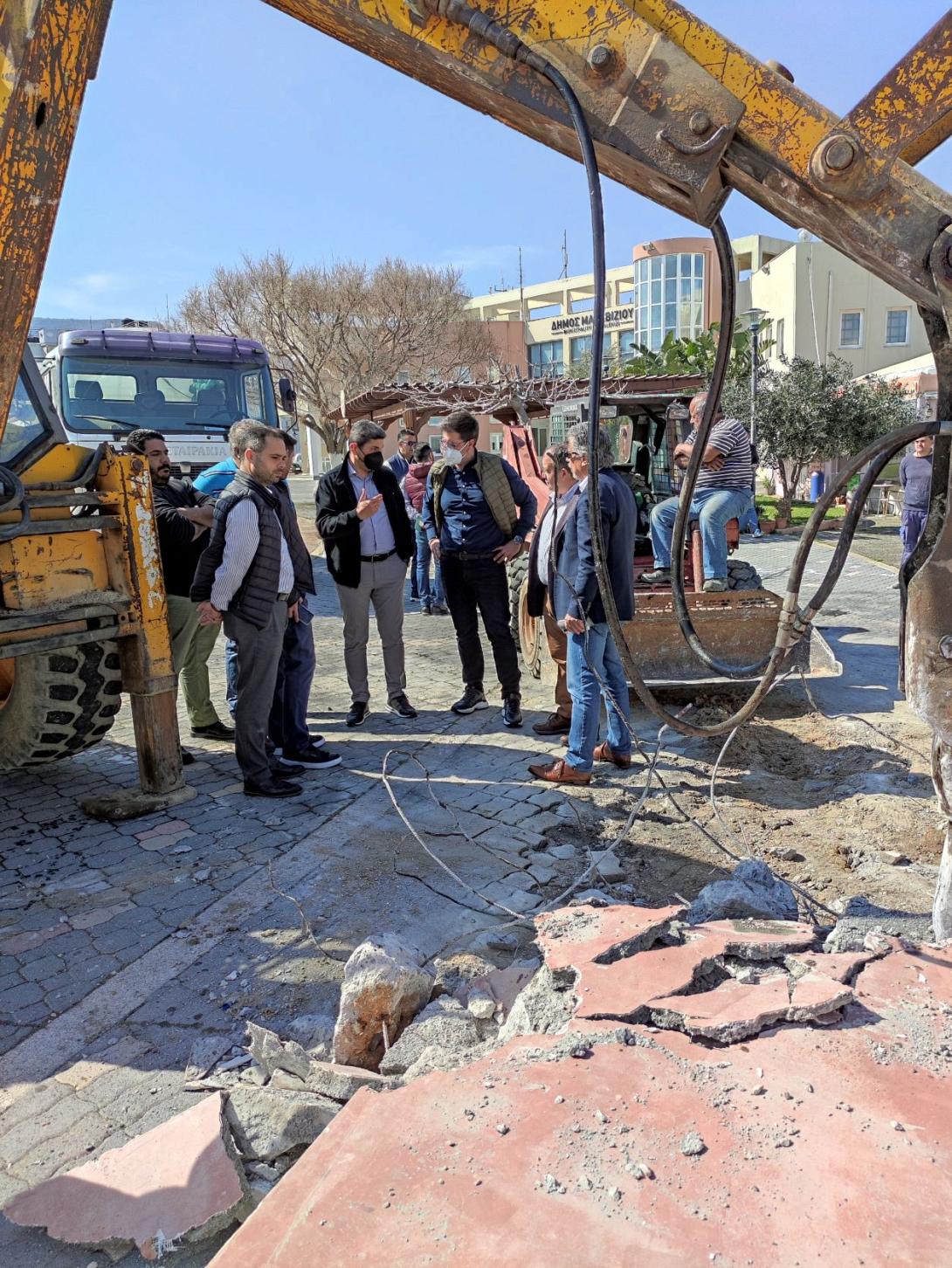 έναρξη των εργασιών για τη δημιουργία γηπέδου μπάσκετ στην πλατεία Μιχ. Κατσαμάνη στο Γάζι