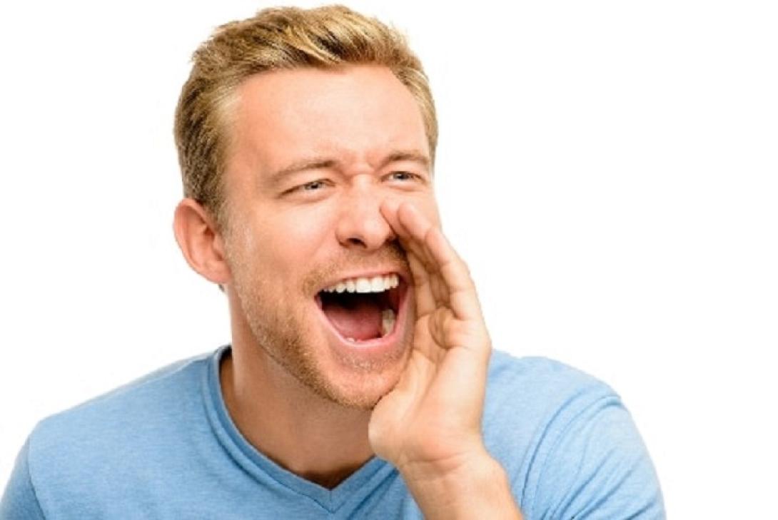 άνδρας φωνάζει, άνδρας μιλάει δυνατά