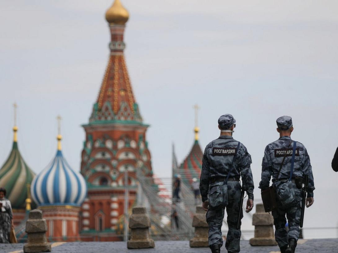 Η αστυνομία κάνει εφόδους σε γραφεία μη κυβερνητικών οργανώσεων 