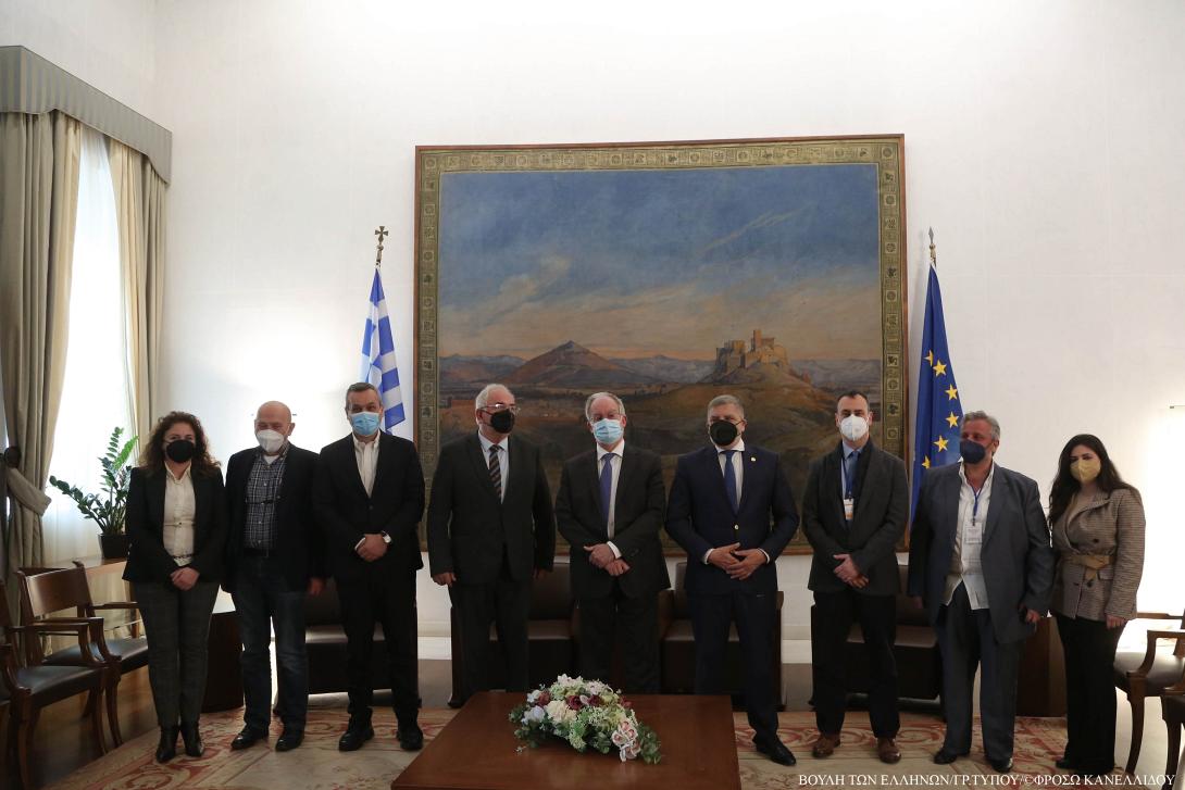 Παρουσία Χάρη Μαμουλάκη η σύμβαση για την αποκατάσταση ιστορικού κτηρίου της Βουλής