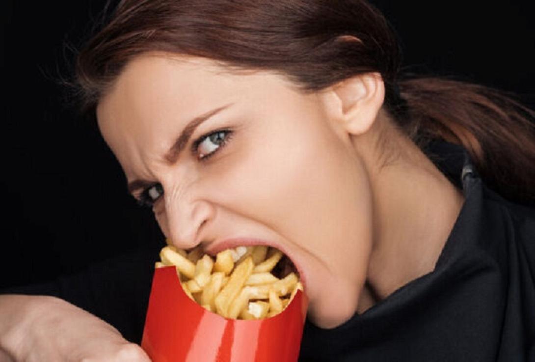 υπερφαγία, γυναίκα τρωει πατάτες, πείνα