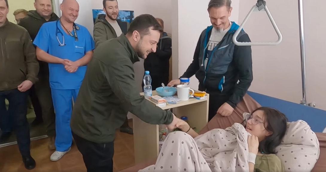 Πρόσφερε ανθοδέσμη σε 16χρονη τραυματία 