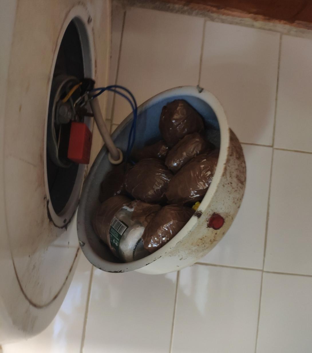 Είχε τα πακέτα της κοκαΐνης στον ...θερμοσίφωνα