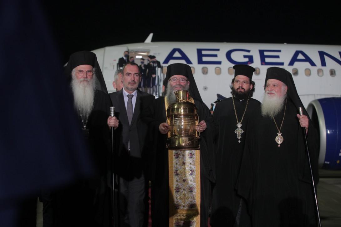 Άγιο Φως: Έφτασε στην Ελλάδα από τα Ιεροσόλυμα