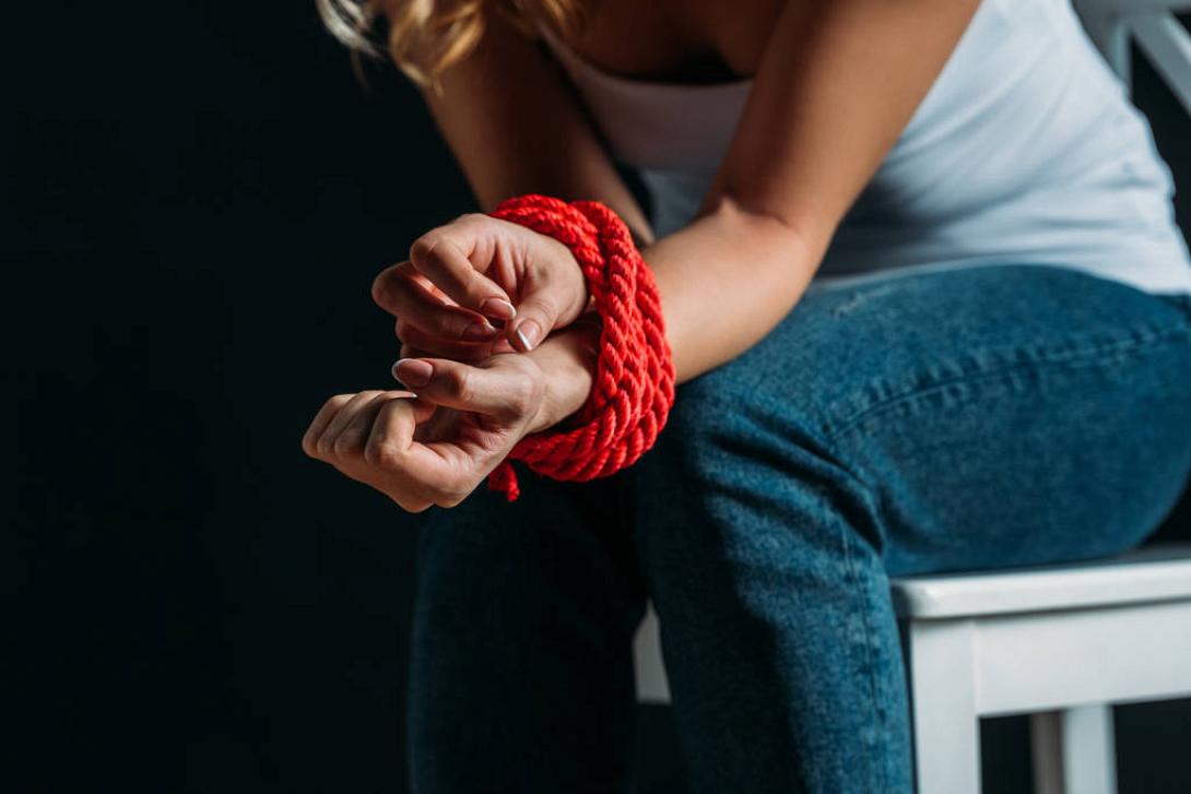 έδεσαν γυναίκα (NA ΑΝΑΦΕΡΕΤΑΙ ΠΑΝΤΑ Η ΠΗΓΗ ΤΗΣ ΦΩΤΟ - create.vista.com)