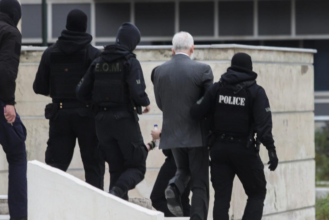 Παρών στο δικαστήριο 