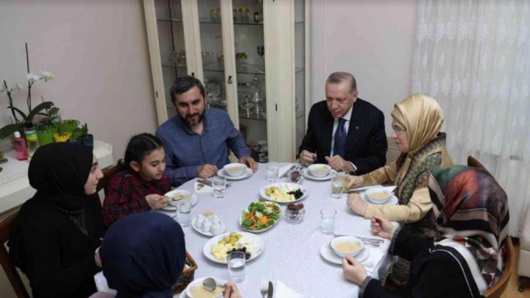 Συνέφαγε με μία φτωχή οικογένεια στη Κωνσταντινούπολη 