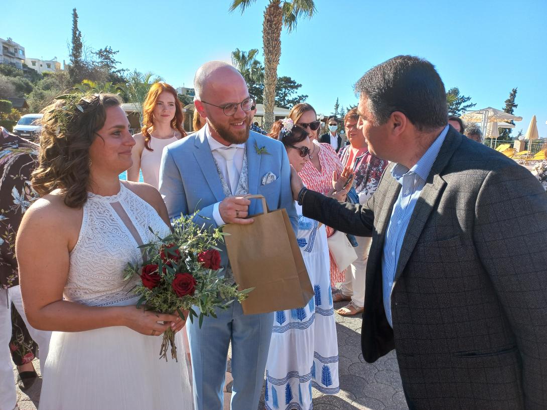 Ζευγάρι από την Γερμανία παντρεύτηκαν κάτω από τον κρητικό ουρανό 