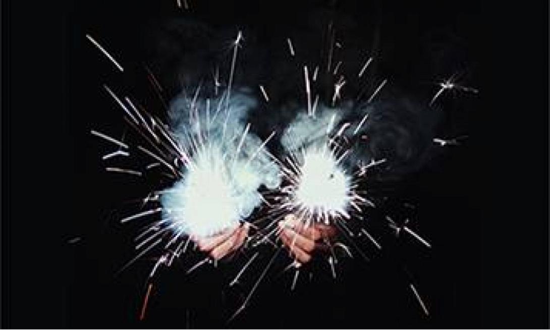 Πουλούσε βεγγαλικά σε κατάστημα παπουτσιών και ρούχων 