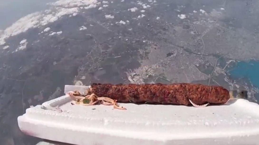 Σεφ έστειλε ένα κομμάτι κεμπάπ στο διάστημα 