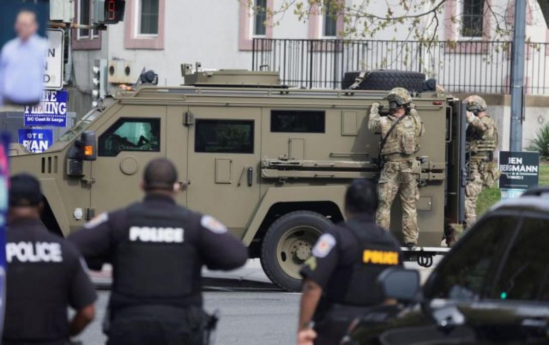 Πυροβολούσε με τουφέκι εφόδου τους περαστικούς 