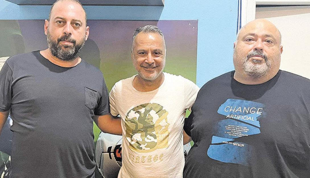 Ο νέος προπονητής του Πόρου Γιάννης Χατζησεβαστός με τους παράγοντες της ομάδας Γιάννη Ασσαργιωτάκη και Αντώνη Μαρκάκη.