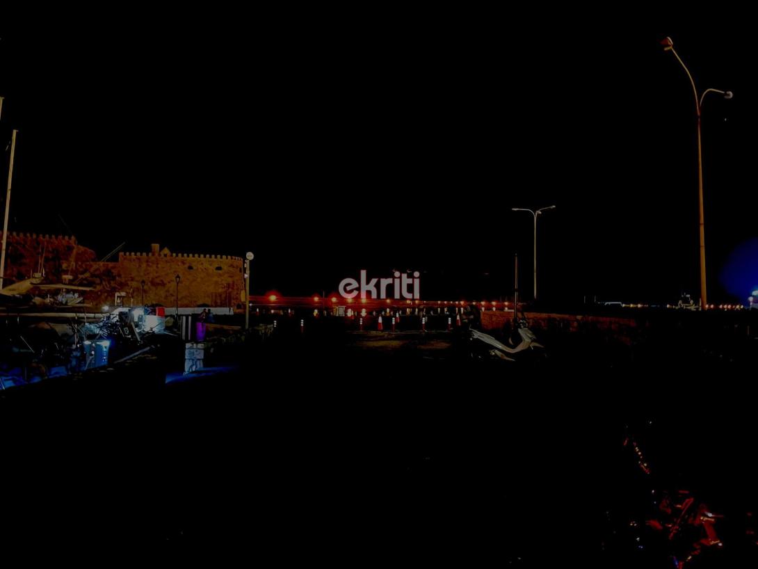 Βυθισμένο στο σκοτάδι το λιμάνι και ο Κούλες