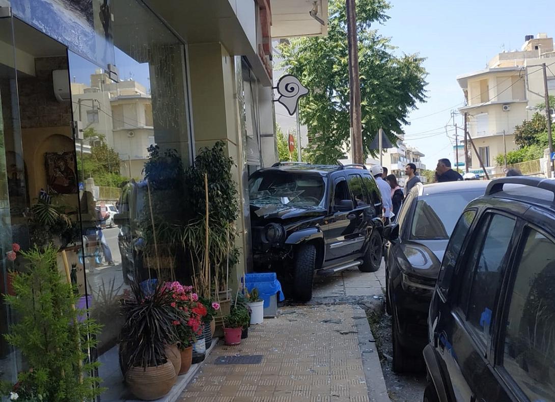 Καρφώθηκε με το τζιπ στο κρεοπωλείο