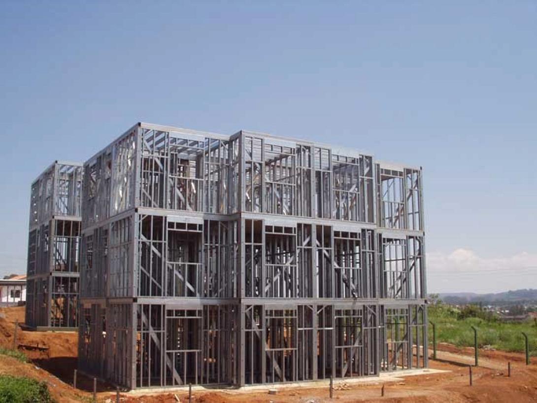 μεταλλικό κτήριο με ελαφρά χαλύβδινα πλαίσια