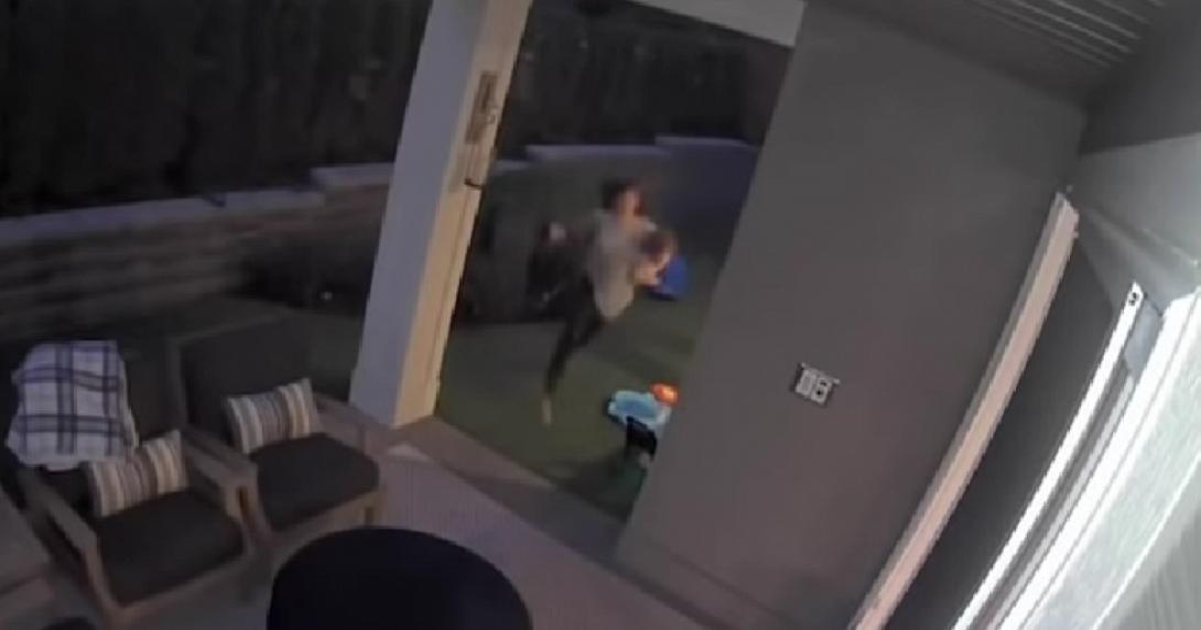 Μητέρα έσωσε το παιδί της από μαύρη αρκούδα 