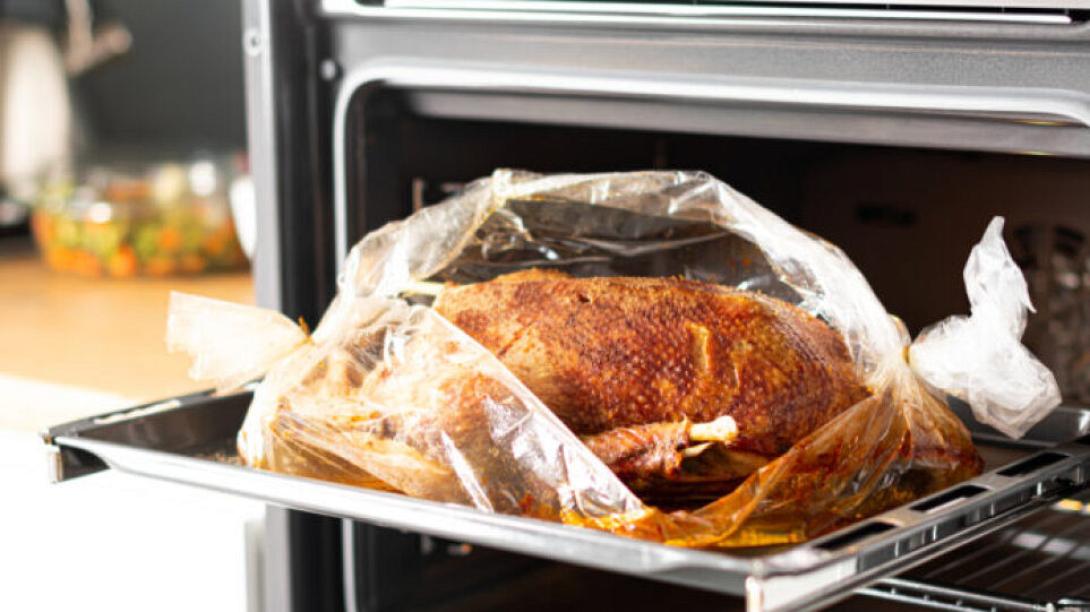 Οι πλαστικές σακούλες μαγειρέματος απελευθερώνουν αμέτρητα μικροπλαστικά 