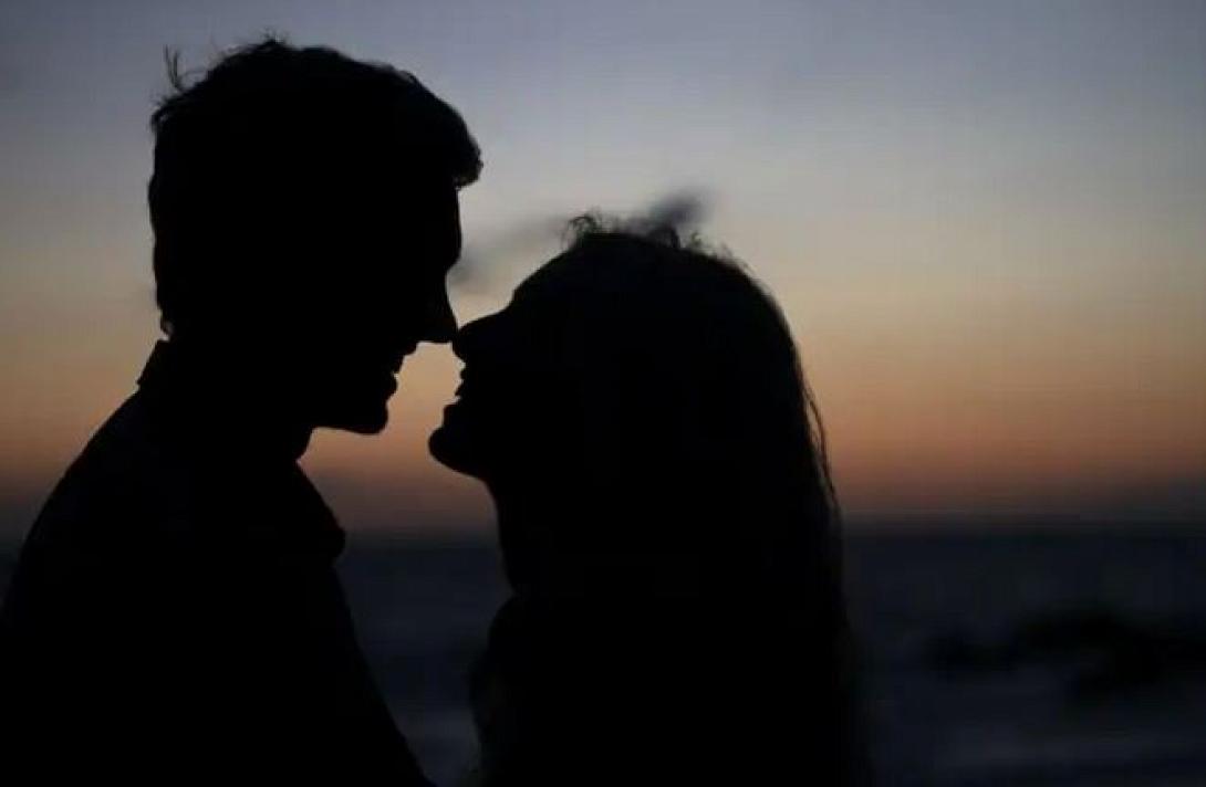 Ηλεκτρολόγος έκοβε το ρεύμα στο χωριό για να συναντάει την αγαπημένη του 