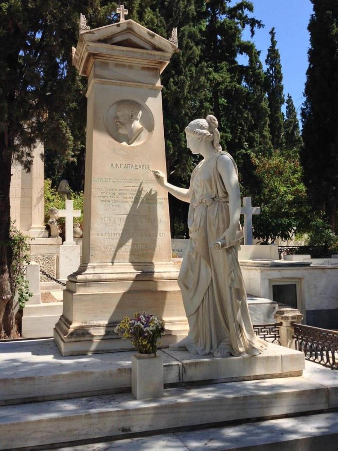 ταφικό μνημείο παπαδάκης