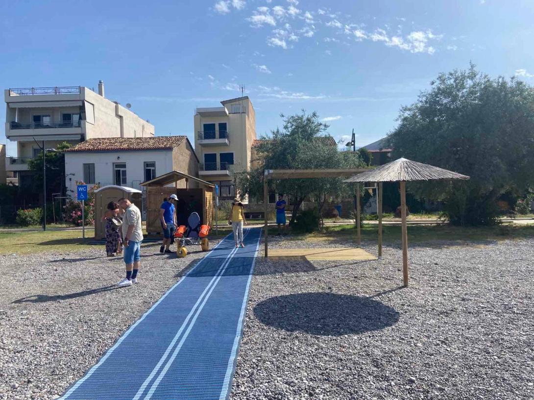 Προσβάσιμες οι παραλίες του Δήμου Δελφών για άτομα με αναπηρία 