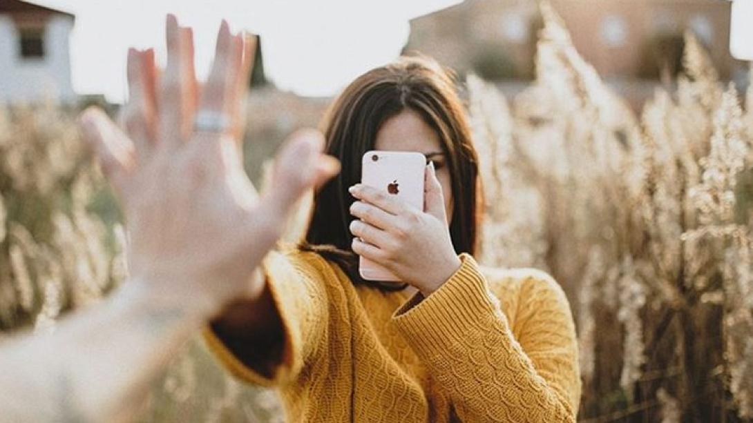 Το κόλπο με το κινητό για να τσεκάρεις αν κάποιος σε κοιτάει 