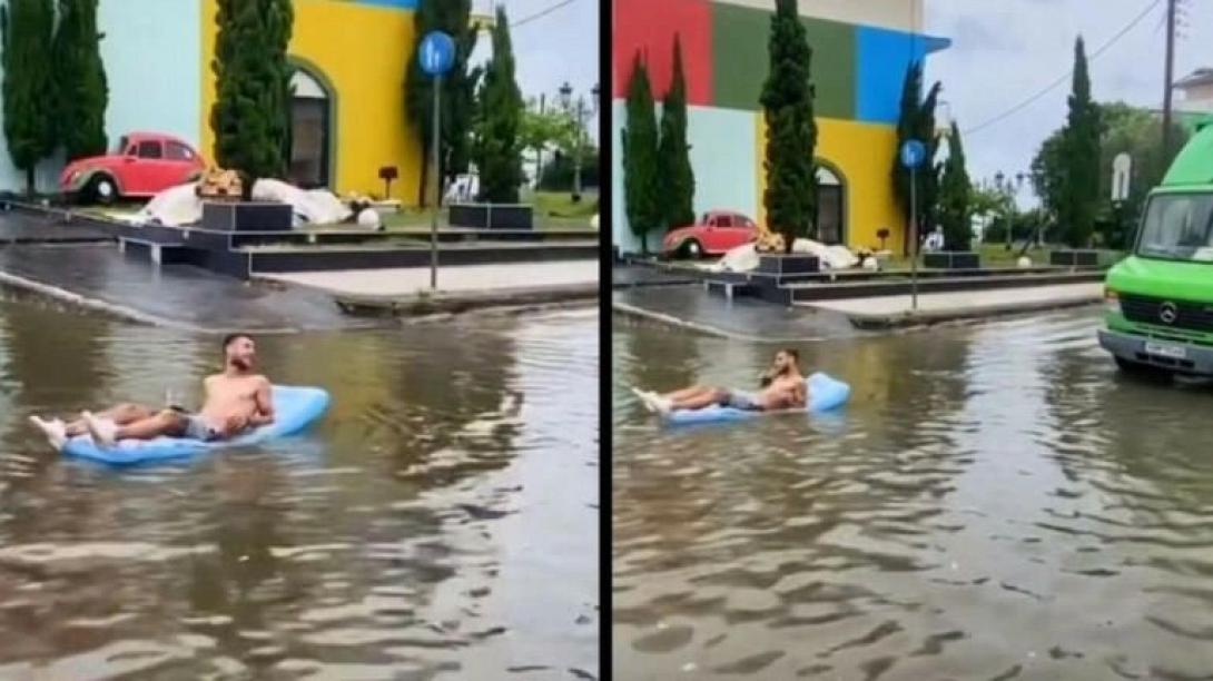 Βγήκε σε πλημμυρισμένο δρόμο με φουσκωτό και κοκτέιλ 