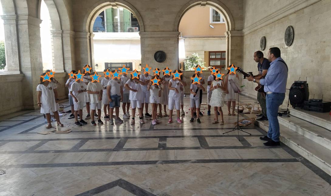 Τραγούδια και μηνύματα ειρήνης στο αίθριο από μικρούς μαθητές 