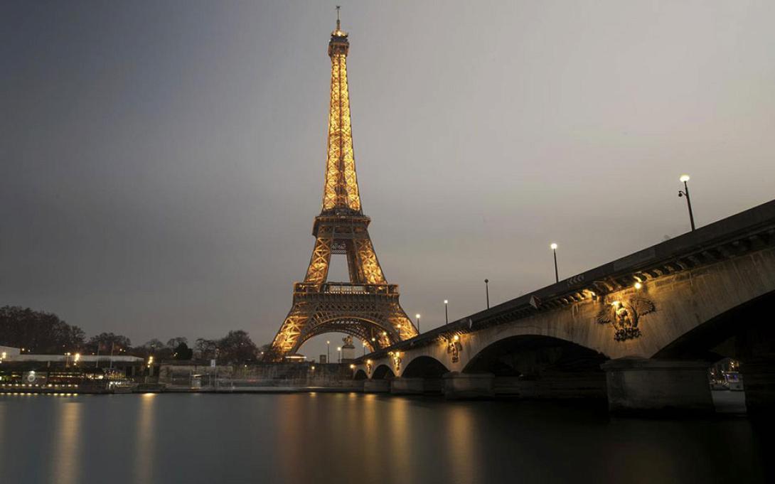 Γυναίκα χώρισε τον Πύργο του Άιφελ για να τα φτιάξει με έναν φράχτη 