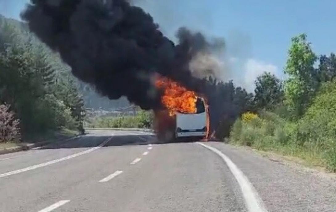 Τουριστικό λεωφορείο τυλίχθηκε στις φλόγες 
