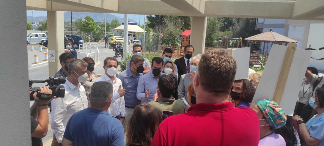 Οι εργαζόμενοι στο ΠΑΓΝΗ προβάλουν τα αιτήματά τους στον υπουργό Υγείας.