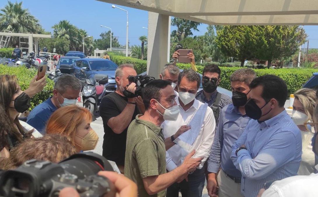 "Θερμή" υποδοχή στον Θάνο Πλεύρη από τους εργαζόμενους του νοσοκομείου