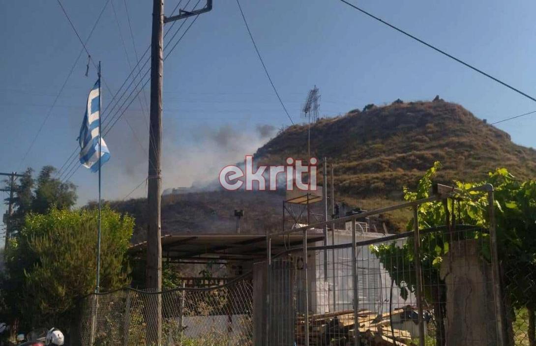 Μάχη των πυροσβεστών για τον έλεγχο της φωτιάς