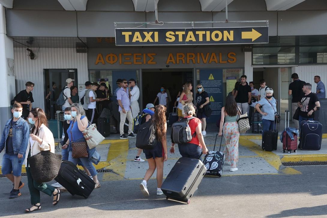 αεροδρόμιο-τουρίστες