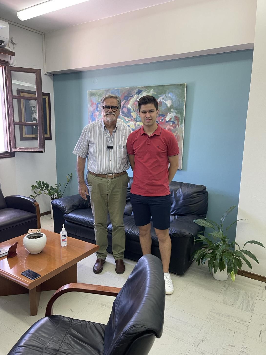 Δήμαρχος Αγίου Νικολάου: Συνάντηση με τον αριστούχο απόφοιτο του Τμήματος Φυσικής του Πανεπιστημίου Κρήτης