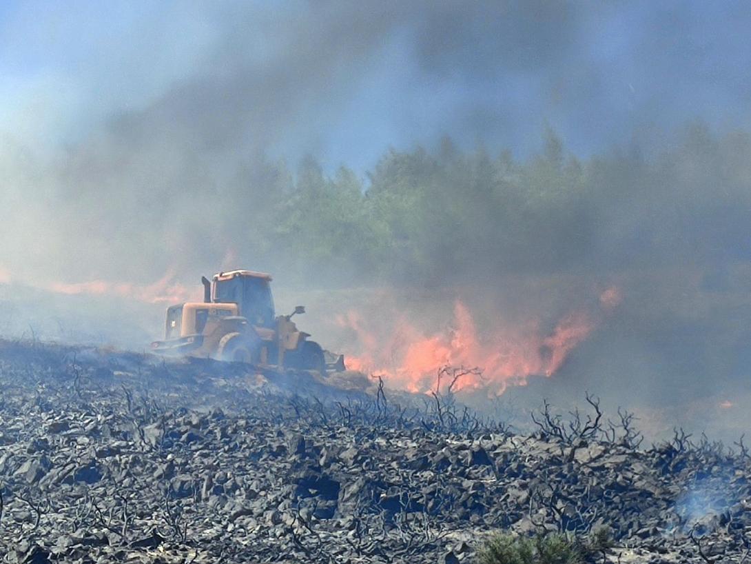 Μεγάλη κινητοποίηση του Δήμου Μαλεβιζίου για τη φωτιά στην Κέρη