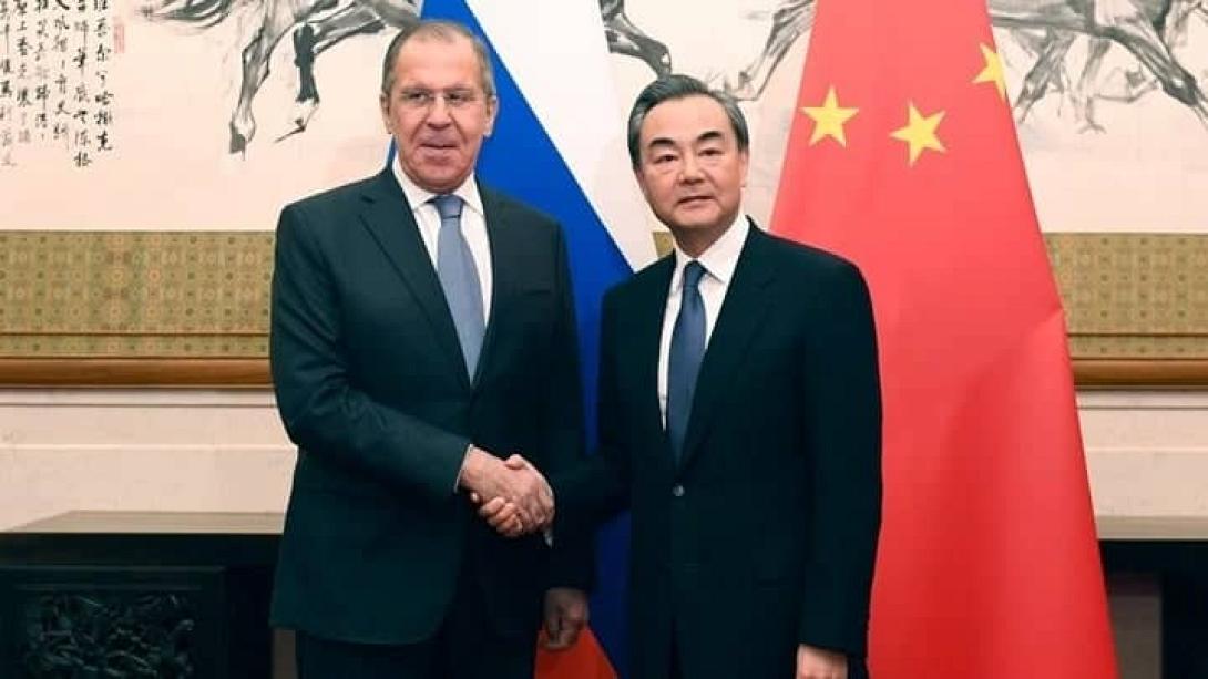 Κίνα-Ρωσία: Συνάντηση των Υπουργών Εξωτερικών Γουάνγκ Γι και Σεργκέι Λαβρόφ στην Καμπότζη