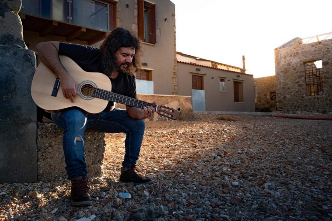 ΜΑΝΟς ΤΡΥΠΙΑς