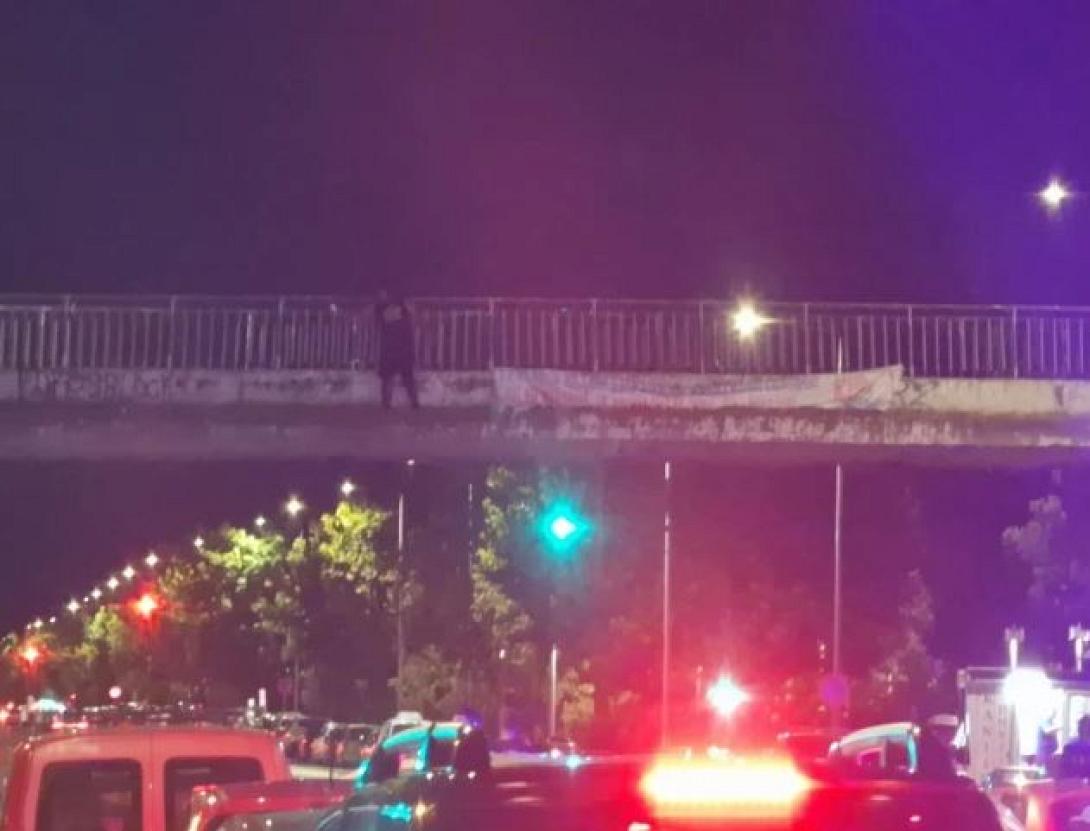 ανδρας σε γέφυρα