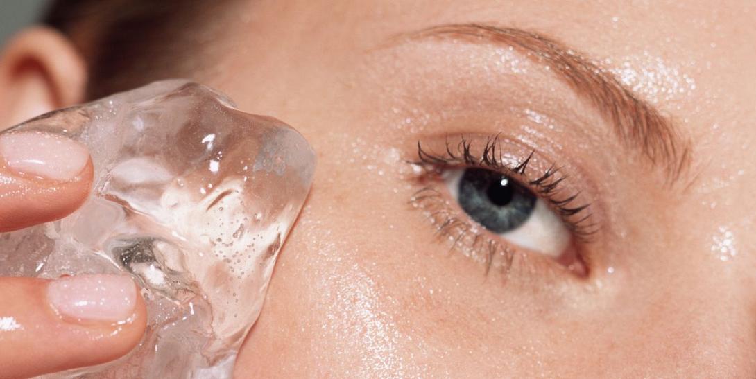 γυναίκα με παγάκι στο πρόσωπο