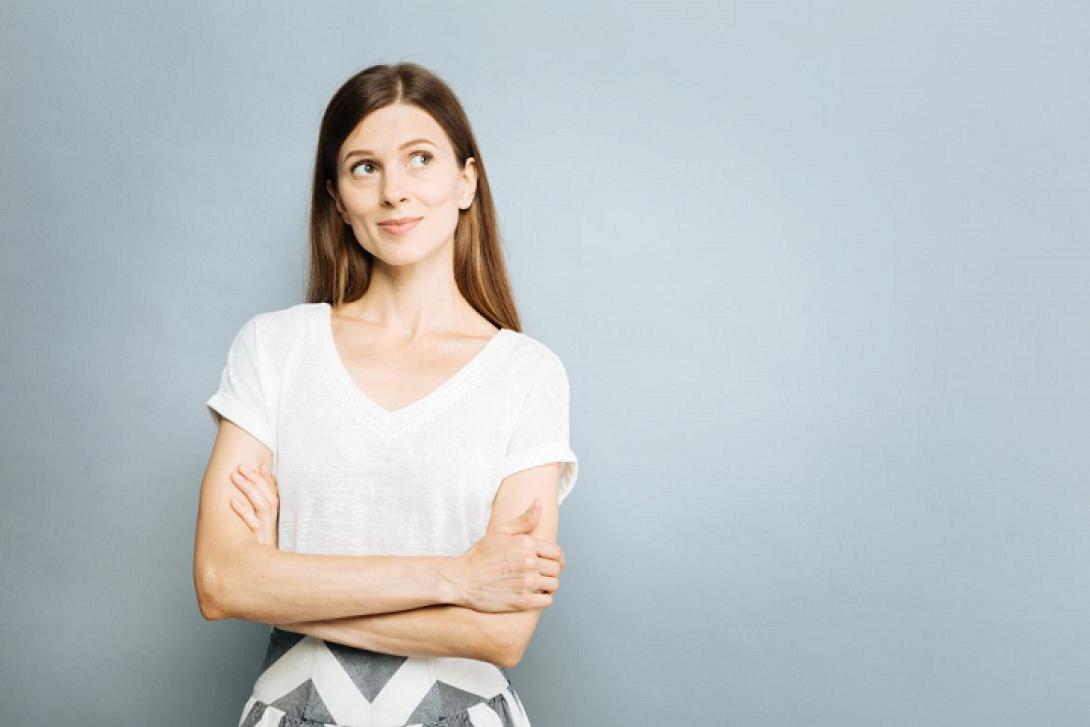 γυναίκα με σταυρωμένα τα χέρια