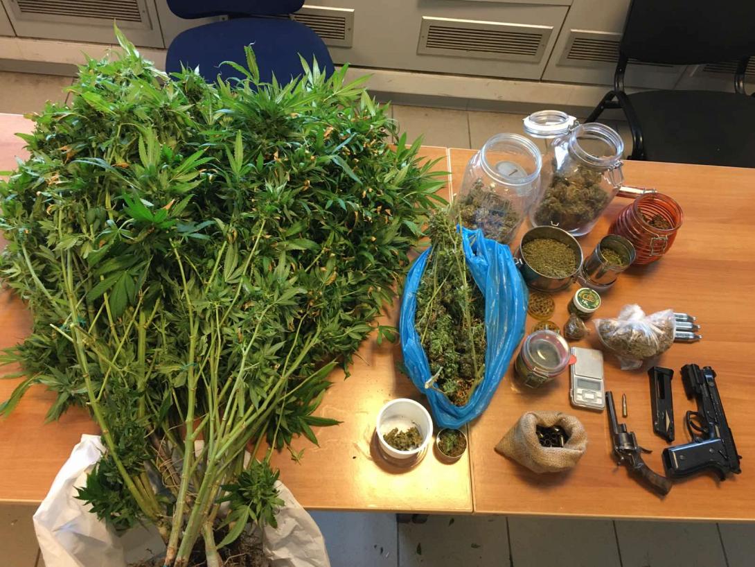 Του πέρασαν χειροπέδες για τα ναρκωτικά και τα παράνομα όπλα