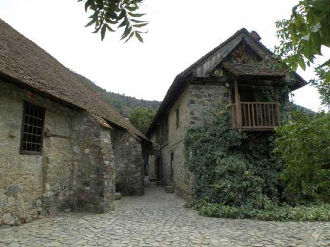 μονη αγιου ιωαννη λαμπαδιστη κύπρος