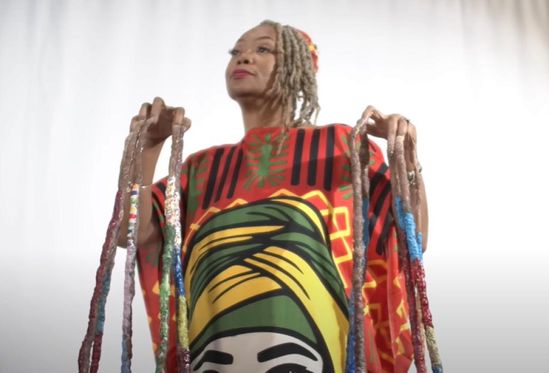 ΓΥΝΑΙΚΑ ΜΕ ΜΕΓΑΛΑ ΝΥΧΙΑ